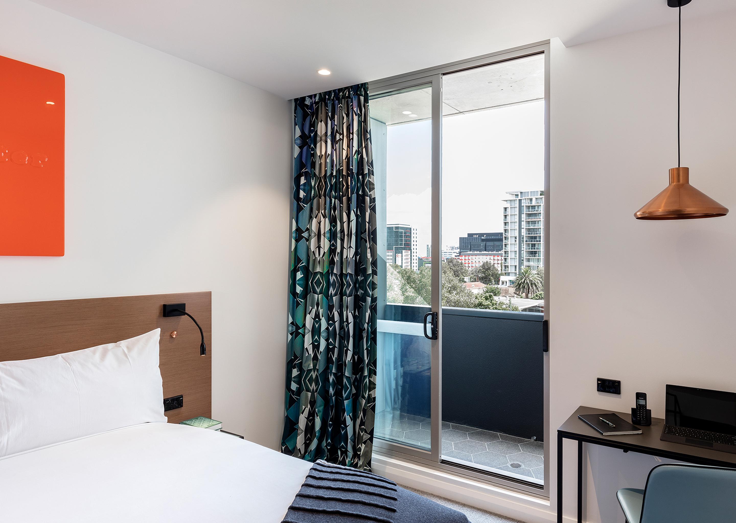 Hotel Citadines Connect Airport 4*
