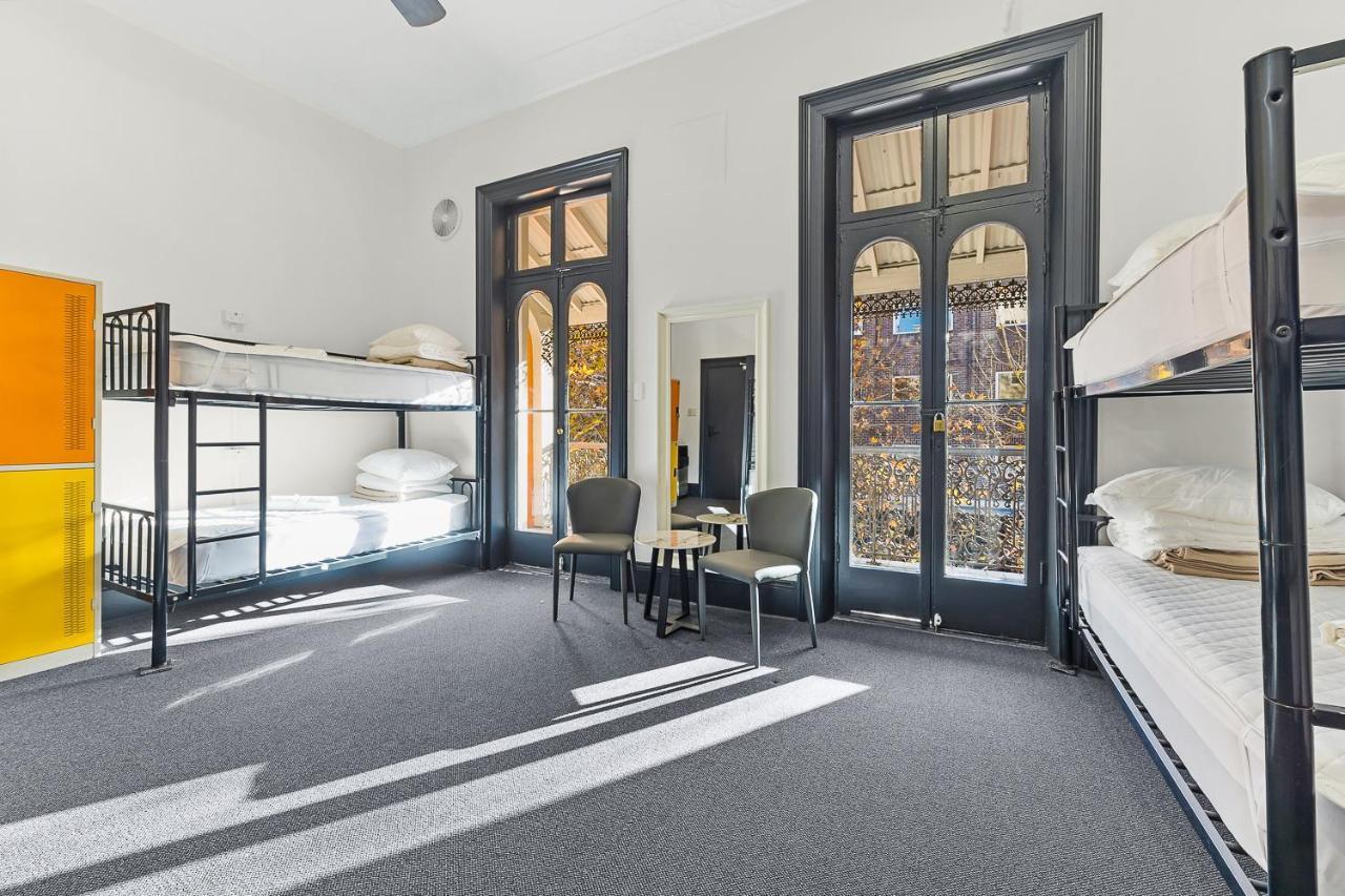 Hostel London Plane Backpackers Sydney