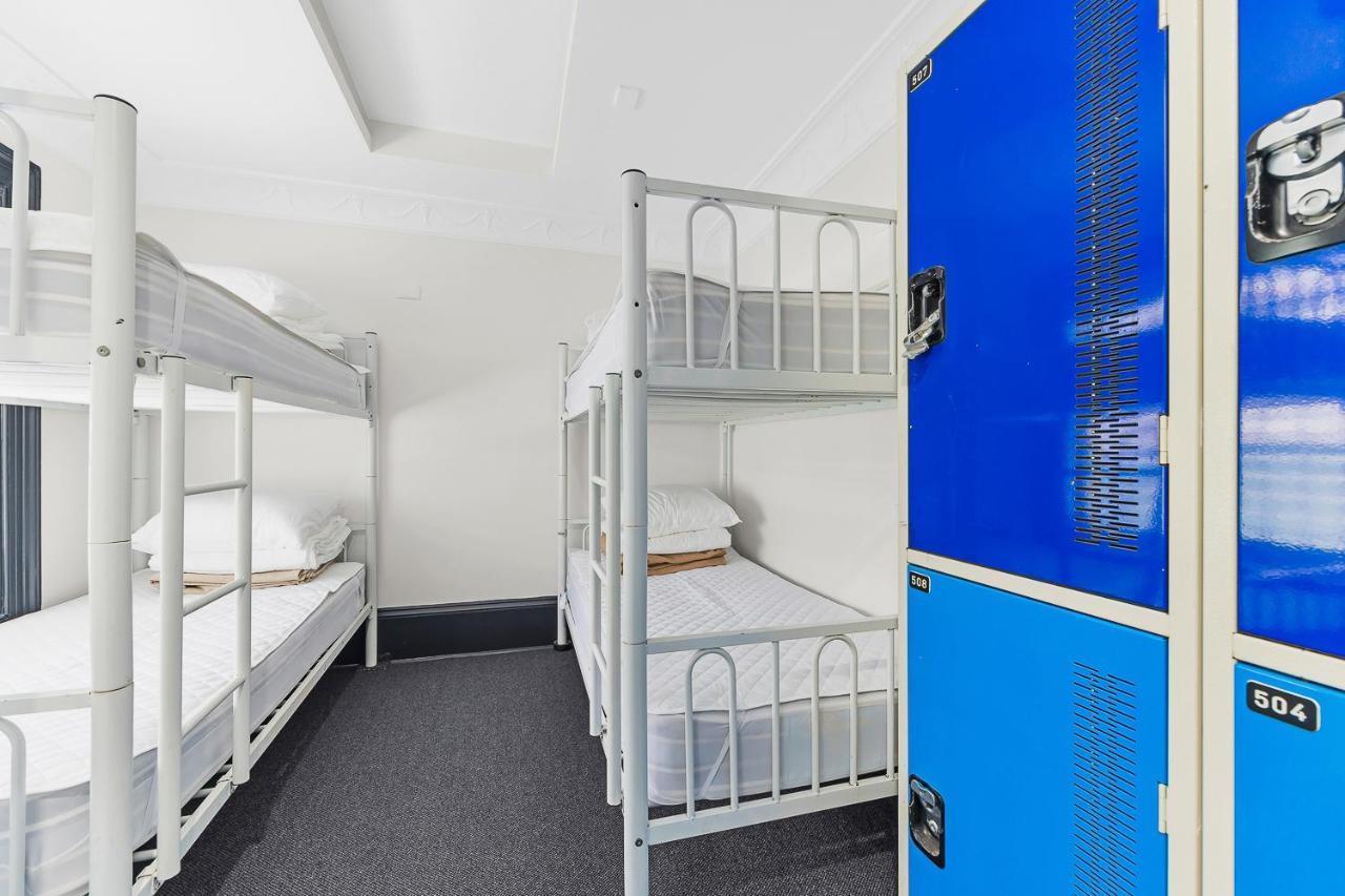 Hostel London Plane Backpackers Sydney