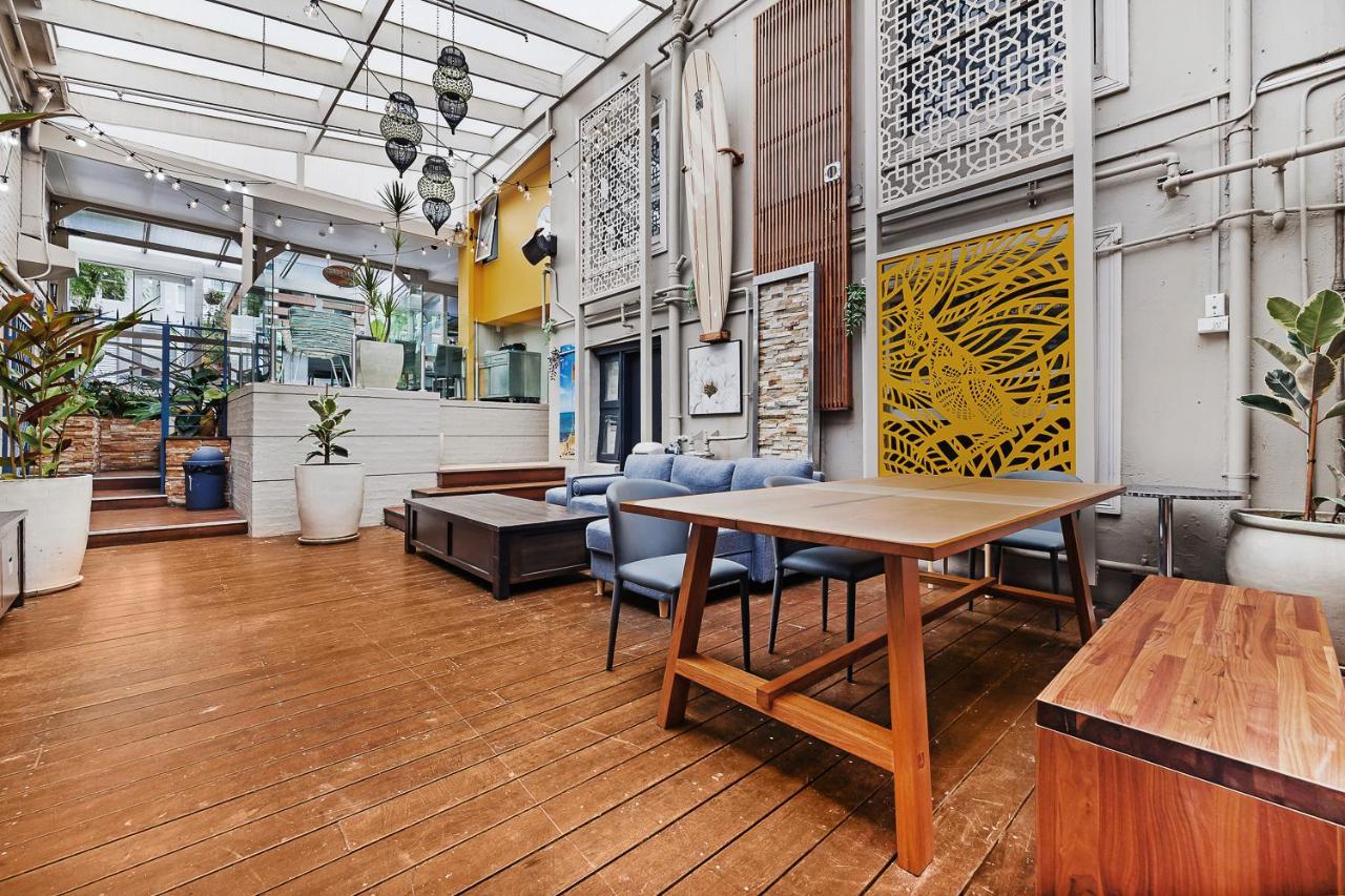 Hostel London Plane Backpackers Sydney