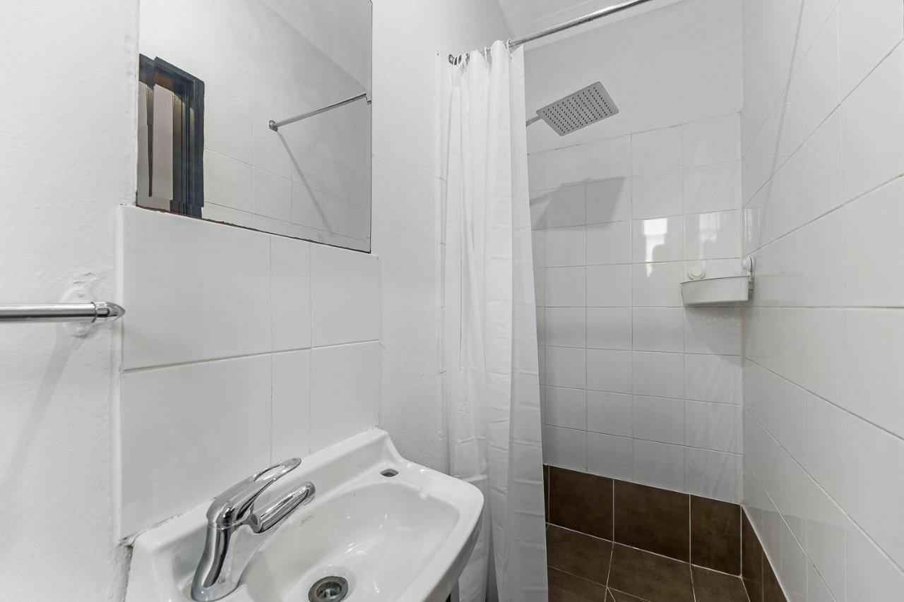 Hostel London Plane Backpackers Sydney