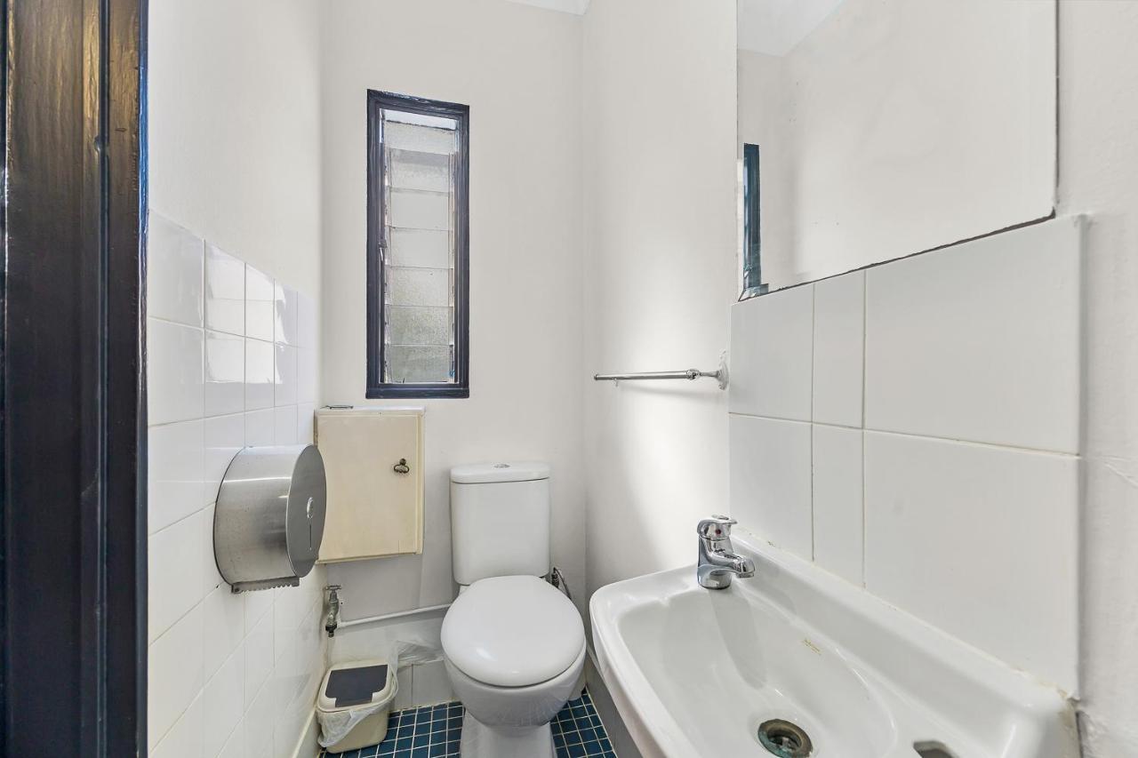 London Plane Backpackers Hostel