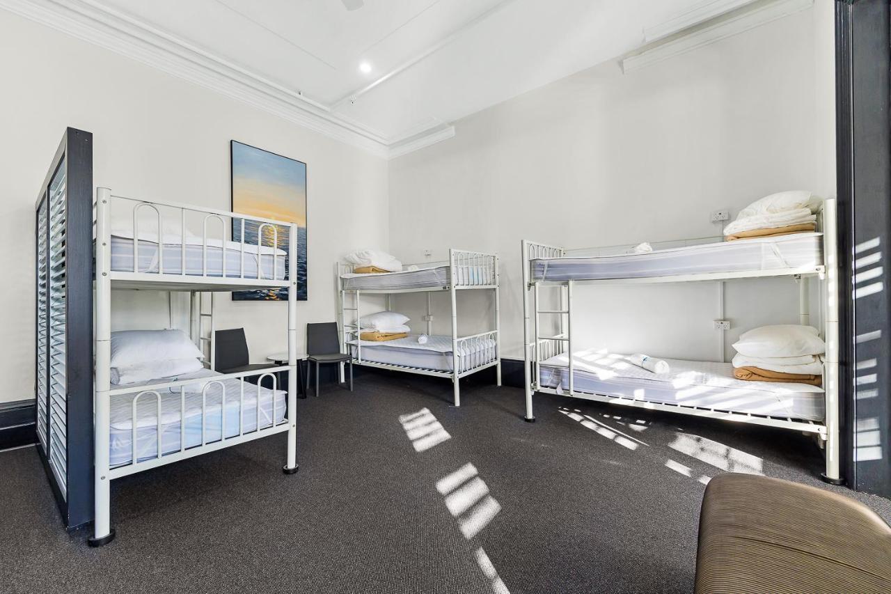 London Plane Backpackers Hostel *