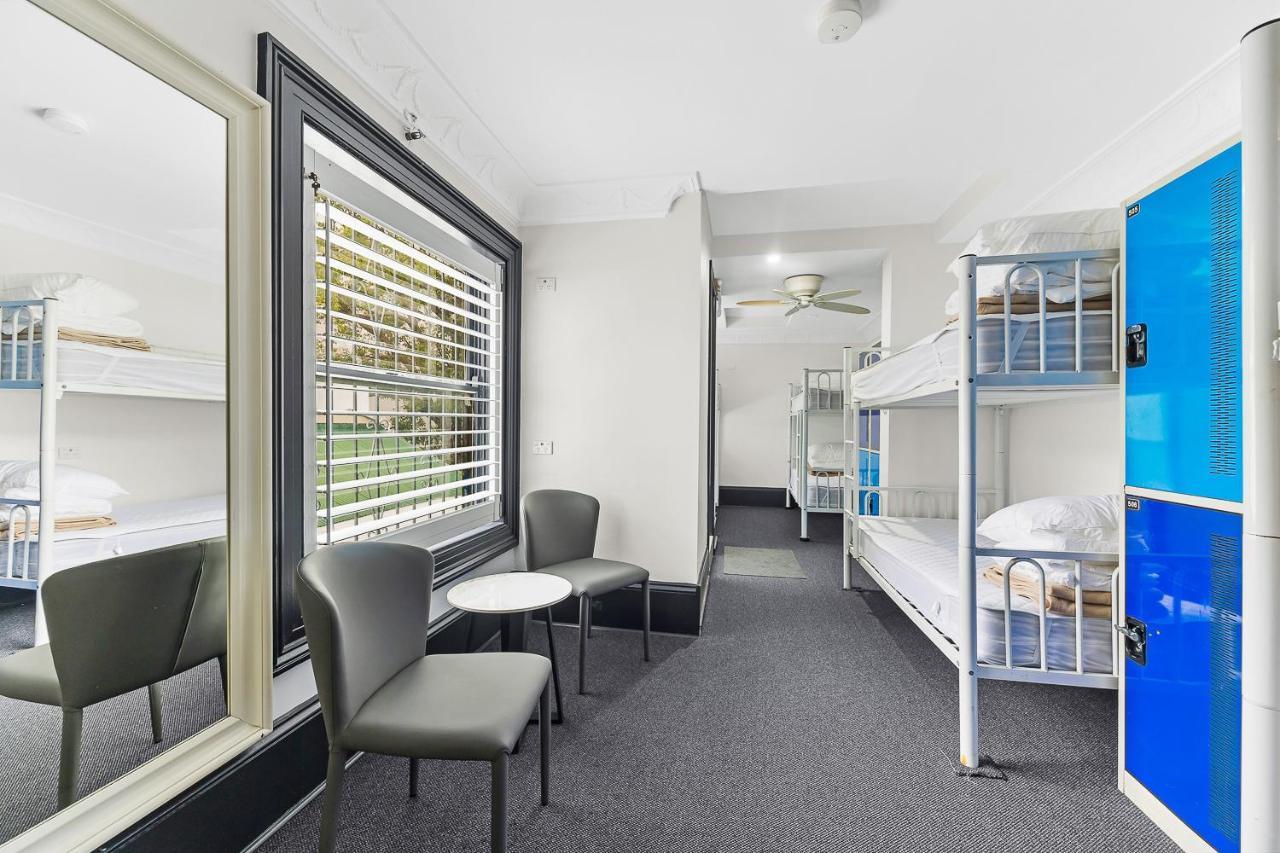 London Plane Backpackers Hostel *