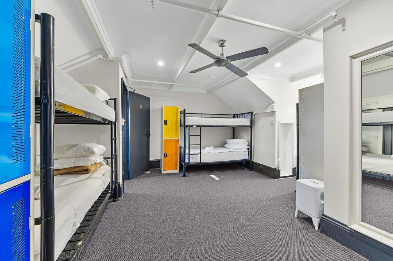 London Plane Backpackers * Sydney