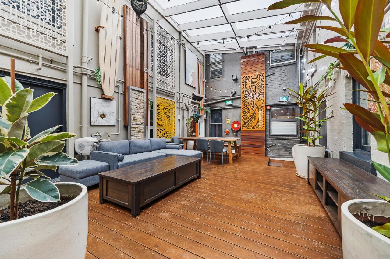 Hostel London Plane Backpackers Sydney