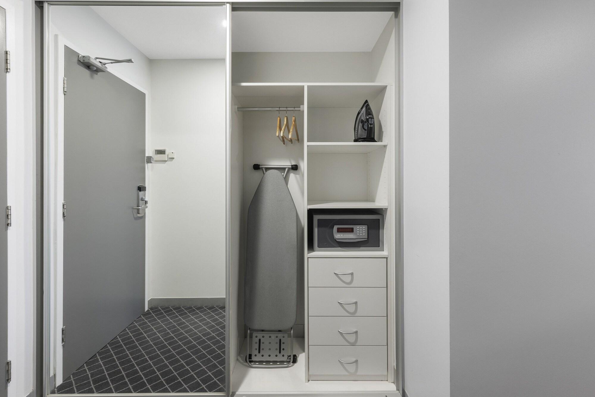 Aparthotel & Bondi Junction 4*