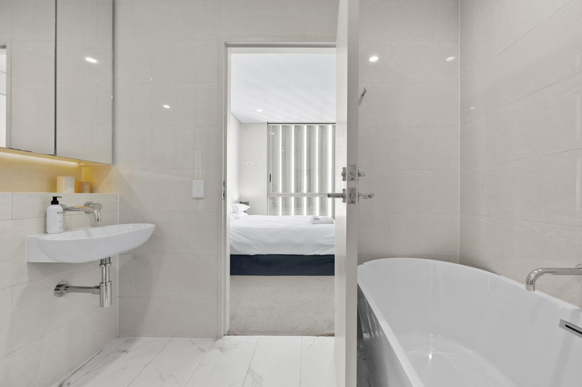 Stunning 2br With Harbour Views In Bondi Junction Apartment *