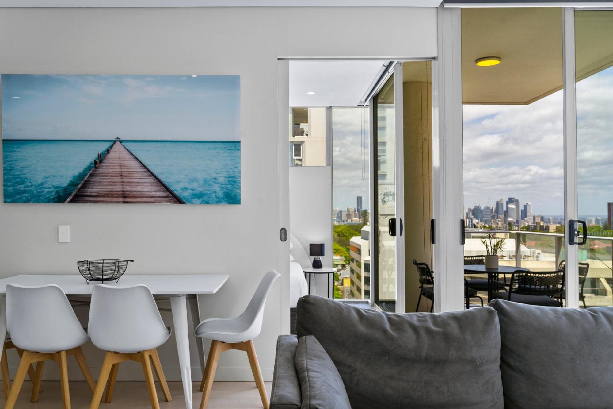 Stunning 2br With Harbour Views In Bondi Junction *