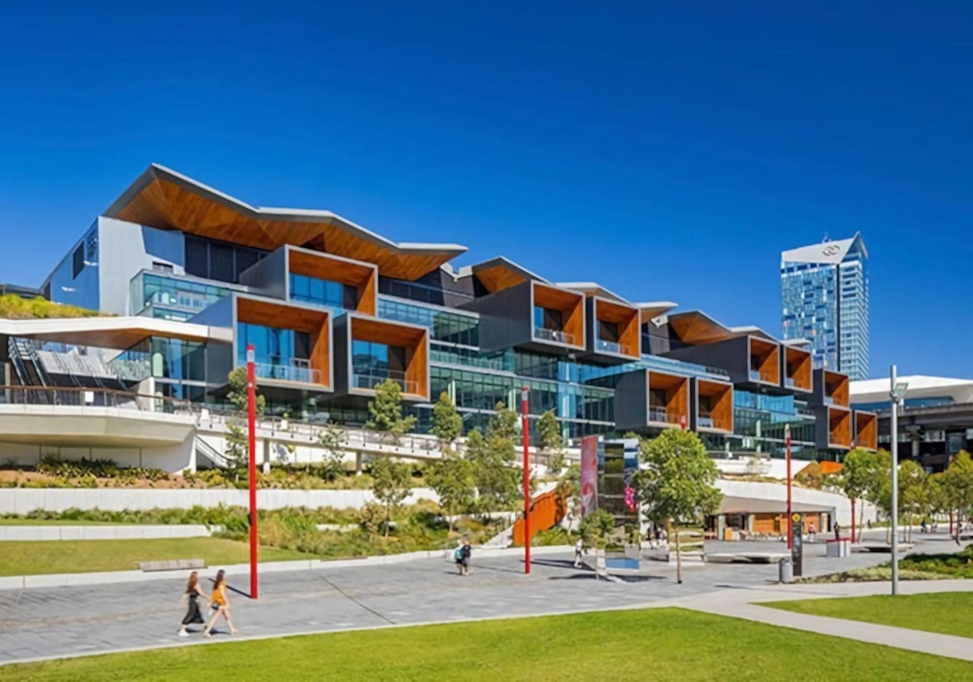 Dream Harbour View Parking Gym Pool Apartment Sydney