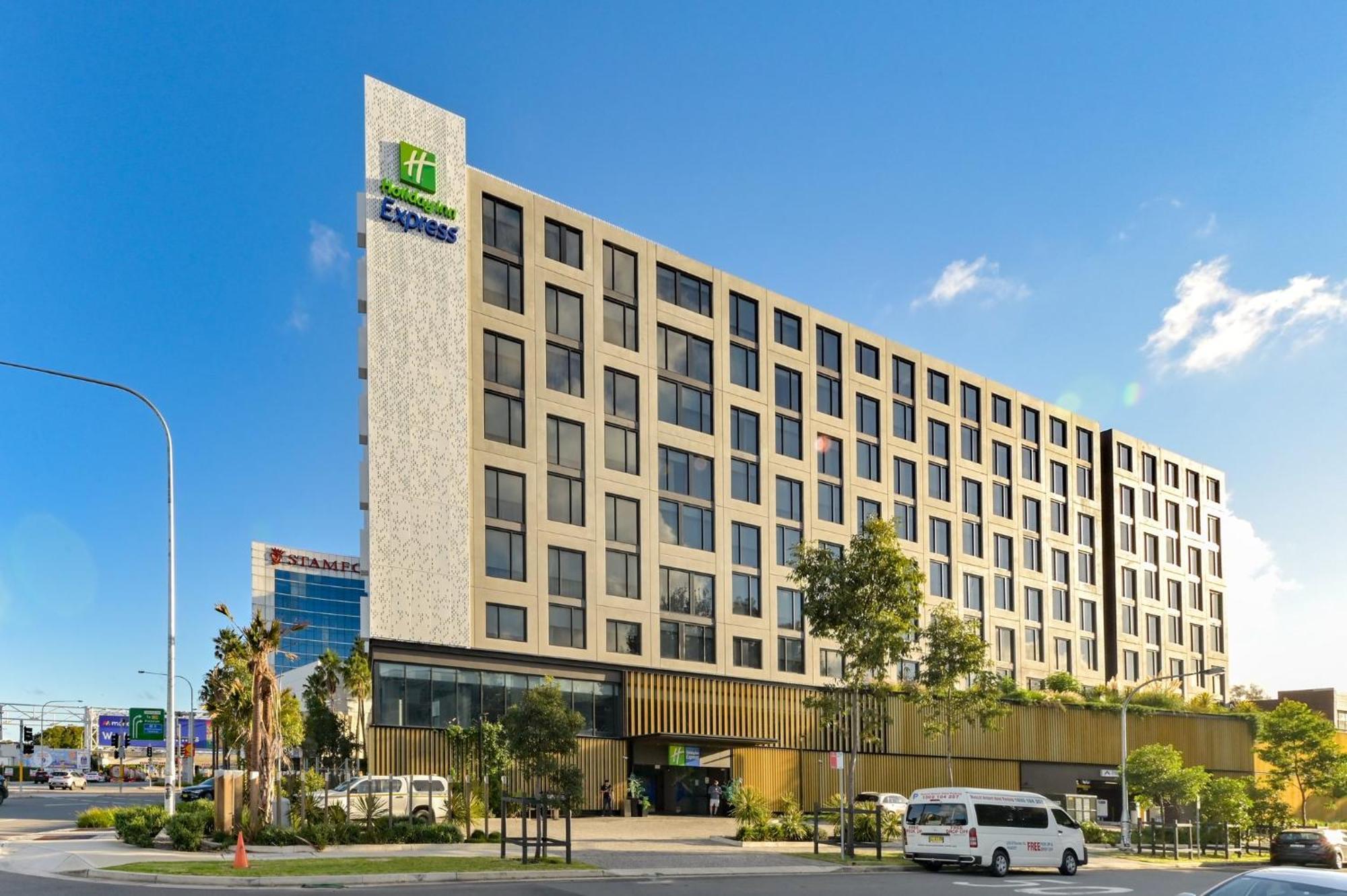 Hotel Express Airport By Ihg 4*