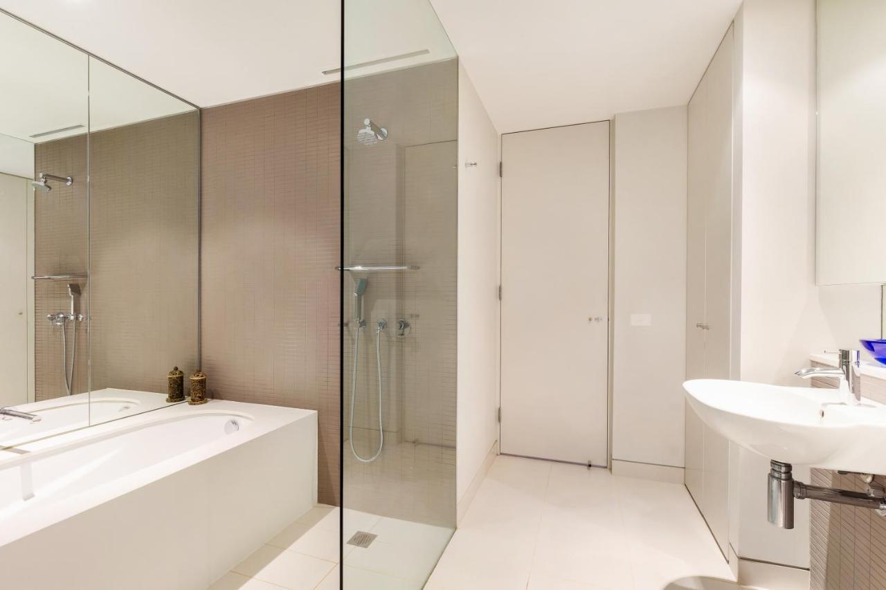 Stylish 1 Bdrm Camperdown - Car Park, Gym & Pool Apartment