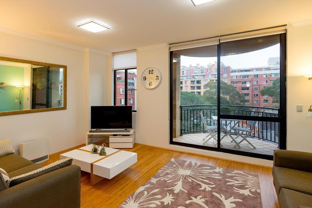 Apartment Thriving City Location, Dining Hub