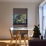 Sun-Drenched 1 Bed Studio Apartment In Newtown