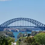 Harbour View Huge 2 Bedroom Entire Residence.