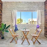 Burwood Lovely 2-Bedroom Unit With Free Parking