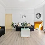 Burwood Newly Renovated 2 Bedroom Apartment
