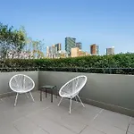 Will1 - Stylish 2-Bed 2-Bath Oasis In Crows Nest Village