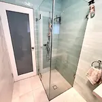 One Bedroom Apartment And Carport Close To Beaches, Airport,Cbd
