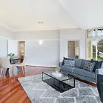 Huge Harbour View Apartment In Historic Home