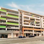 Spacious 3 Bed Apartment Near Airport With Parking