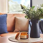 City Living: 1-Bed Apt + Study Close Mq Station
