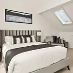 Central 2-Bed Terrace House By The Harbour