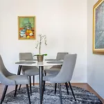 Unit With Balcony, Backyard And Parking Near Shops Duplicate