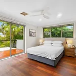 Modern 3-Bed With Pool & Water Views By Beach