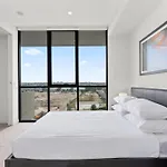 Luxe 2-Bed: Modern Interiors Balcony & Bbq Area