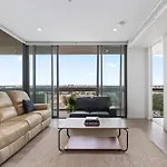 Luxe 2-Bed: Modern Interiors Balcony & Bbq Area