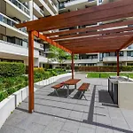 Luxe 2-Bed: Modern Interiors Balcony & Bbq Area