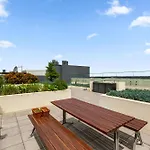 Luxe 2-Bed: Modern Interiors Balcony & Bbq Area