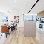 Mascot Spacious Loft Apt Near Train