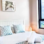 Olympic Park Escape 2Br W Gym, Pool & Free Parking