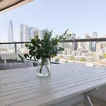 Stunning Darling Harbour View Apartment & Parking