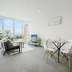 Olympic Park Modern Apt Near Train Shops With Pool