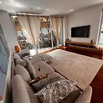 Bondi Stylish Bedroom Close To The Beach