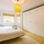 Spacious 4-Bedroom Manly Beach Apartment, Balcony, Bath & Fireplace, 2 Min To Beach