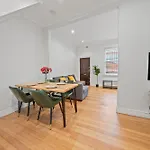 Superb 2 Bedroom House Woolloomooloo Nsw