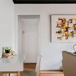 Renovated Retro Apartment Near Harbour Front Walks