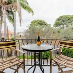 Renovated Retro Apartment Near Harbour Front Walks