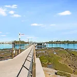 Spacious Putney Studio-2 Beds, Short Drive To Parklands & Olympic