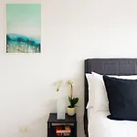 Studio With Stunning Views & Free Parking