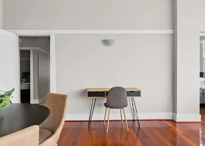 Huge Harbour View Apartment In Historic Home