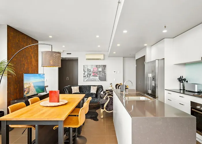 Elegant 1-Bed By Riverside Park & Amenities