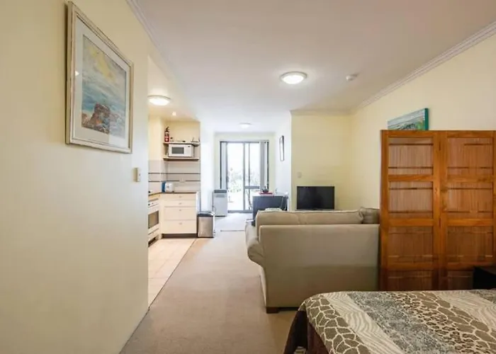 Convenient Studio With Courtyard