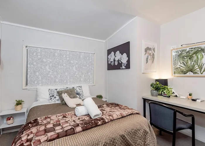 Classic Queen Room - Close To Airport & Eateries - Shared Bathroom
