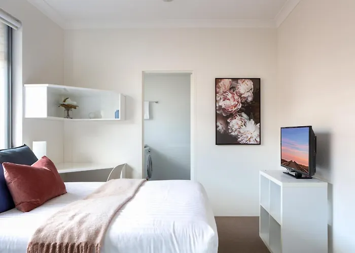 Bright Studio Steps From Westmead Hospital