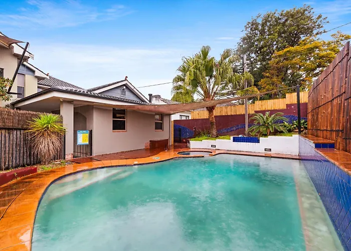 Modern 3-Bed With Pool & Water Views By Beach